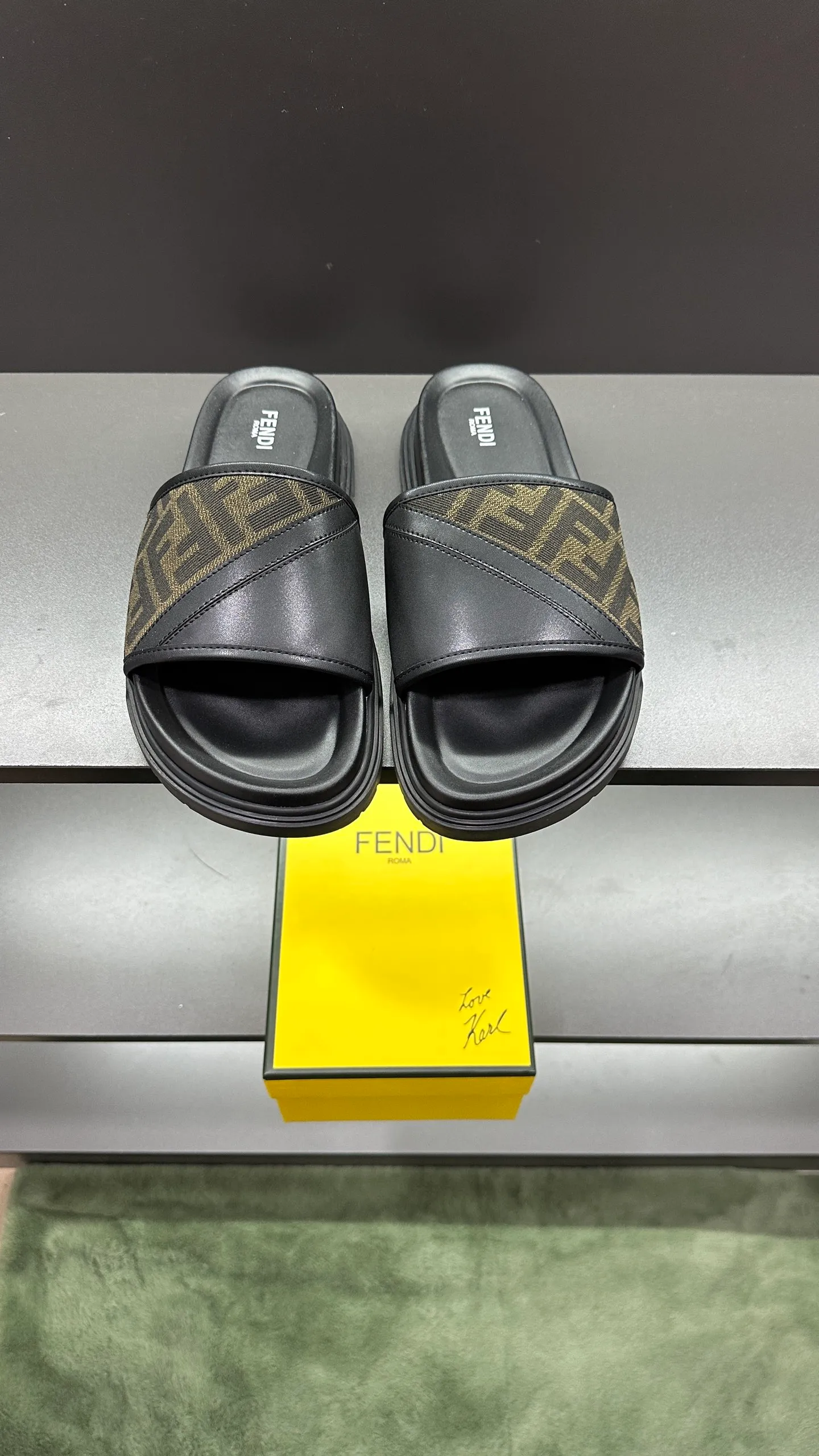 P300 [Fendi Slippers] High-end men's shoes brand, official website 1:1 latest masterpiece: original mold customization, fabrics made of imported original materials, upgraded outsole, lighter and non-slip. The market's top quality, simple yet tasteful, a must-have for fashionistas, fashionable at your feet, full of confidence, the same style at the counter 👍The season of summer slippers is here. Code: 38-45, 46 order